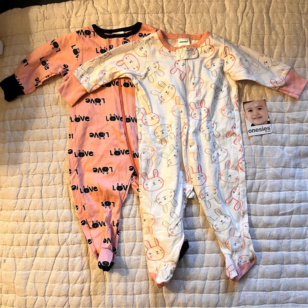 🐰💕 NWT - Garber 2 onesies with Bunny print - Size: 0-3 months 100% cotton 💕🐰
